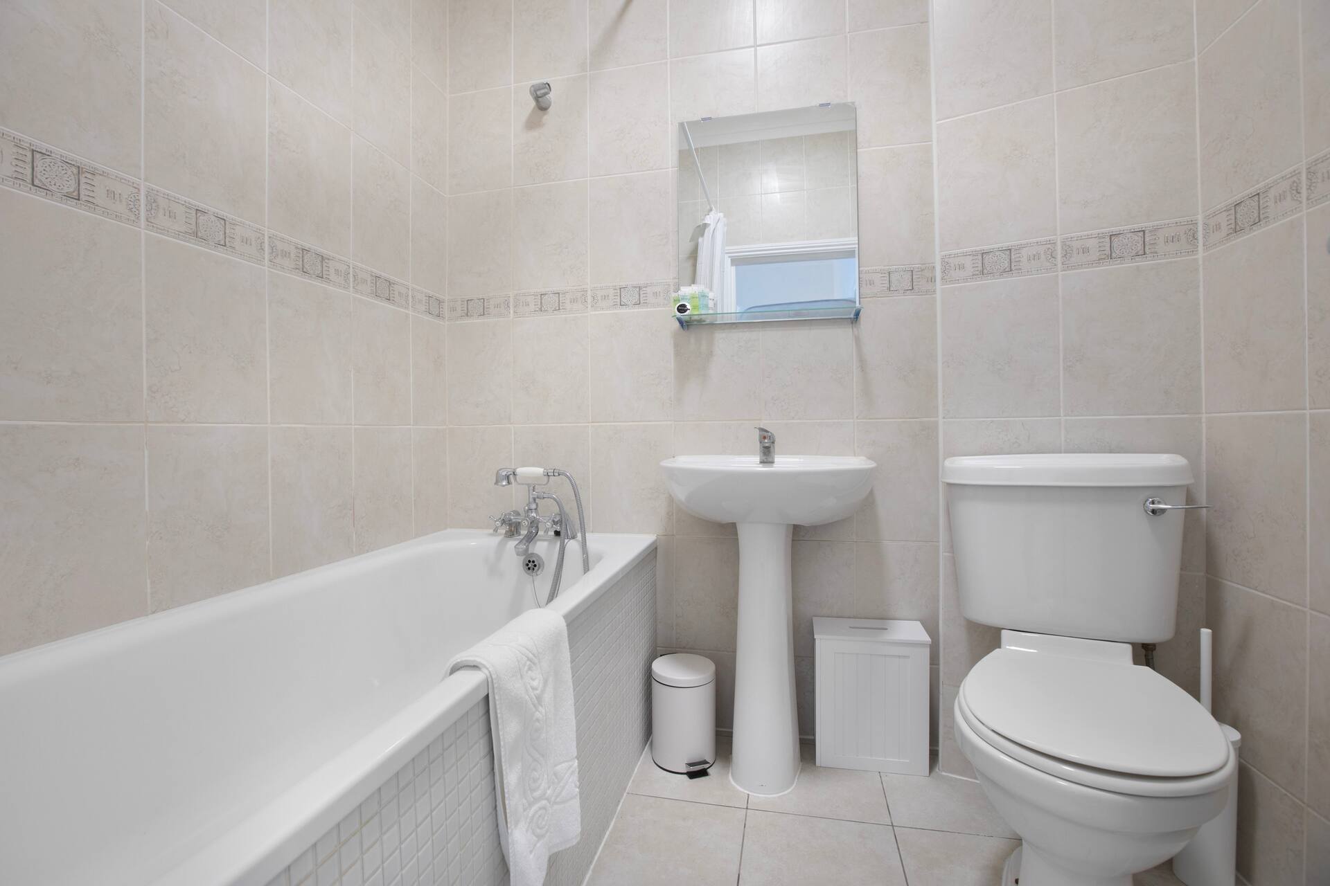 Main bathroom with bathtub in the Notting Hill apartment